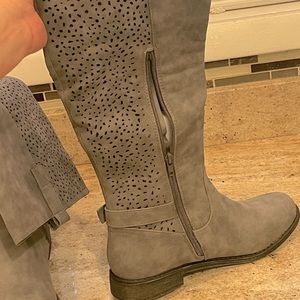 Preowned good condition tall boots.